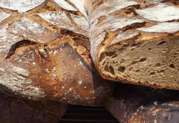 Vente à la ferme de pain d'un boulanger local