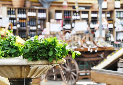 Marché frais de fruits et légumes et épicerie fine 