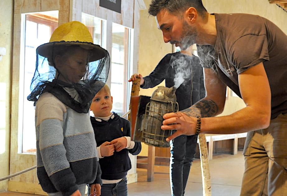 Ateliers abeilles pour enfant à la ferme pédagogique de gally en ile de france