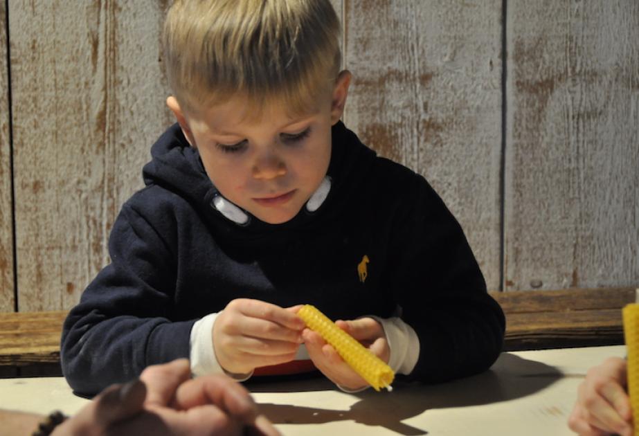 Atelier bougie noel en cire d'abeilles ferme gally saint cyr l'ecole