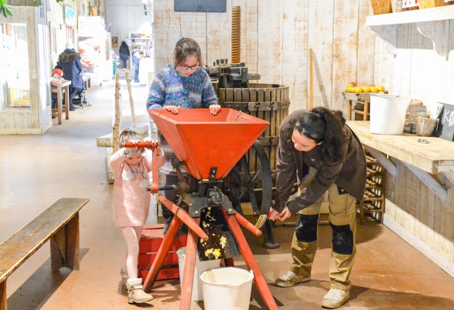 Atelier jus de pomme pour enfant à la ferme de gally