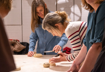 Atelier fabrication pain pour adultes à la ferme de gally de saint-denis 93