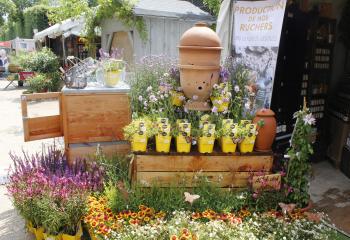 Ruches sur le stand des Fermes de Gally à Jardins, jardin