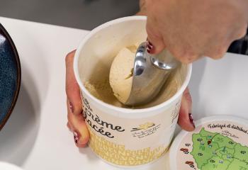 pot de glace à la vanille bon dimanche