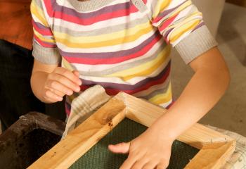 Atelier pour enfant de papier recyclé à la Ferme de Gally de Saint Cyr l'Ecole et de Sartrouville