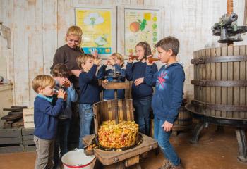 Atelier jus de pomme pour enfant à la Ferme de Gally de Saint Denis