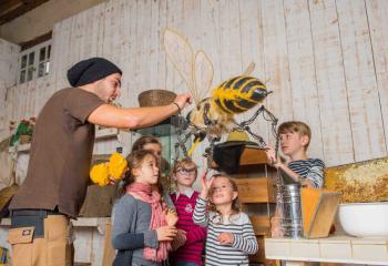 Atelier pour enfant abeille à la Ferme de Gally de Saint Cyr l'Ecole et de Sartrouville