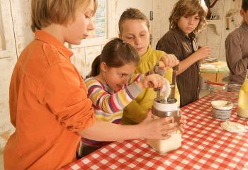 Atelier beurre et fromage pour enfant  à la Ferme de Gally de Saint Cyr l'Ecole et de Sartrouville