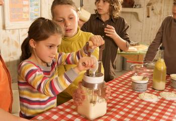 Atelier beurre pour enfant à la Ferme urbaine de Saint Denis