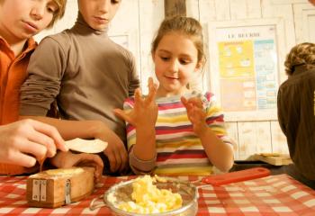 Atelier beurre et fromage pour enfant  à la Ferme de Gally de Saint Cyr l'Ecole et de Sartrouville