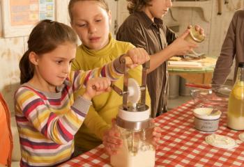 Atelier beurre barattage du beurre Les Fermes de Gally DIY