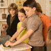 Atelier fabrication de papier pour enfants à la ferme de gally de saint-denis