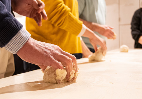 Atelier fabrication pain pour adultes à la ferme de gally de saint-denis 93