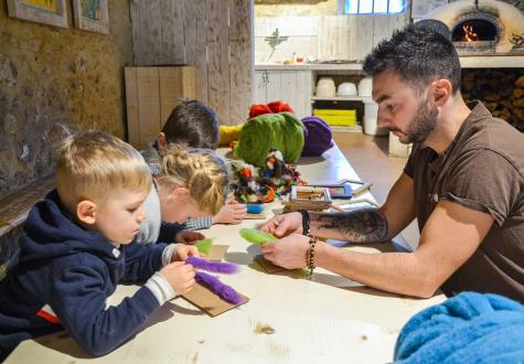 Atelier laine pour enfant à la Ferme de Gally de Saint Cyr l'Ecole et de Sartrouville