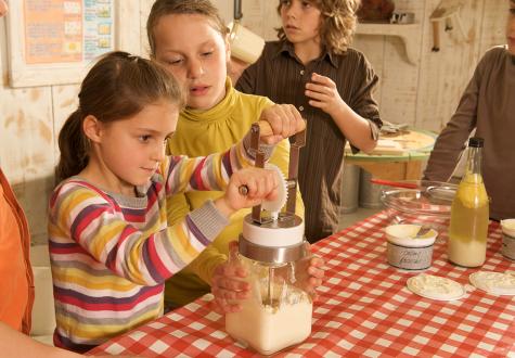 Atelier beurre et fromage pour enfant  à la Ferme de Gally de Saint Cyr l'Ecole et de Sartrouville
