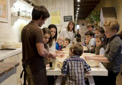 Fabrication du pain lors d'un atelier à la ferme