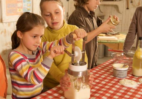 Atelier beurre et fromage pour enfant  à la Ferme de Gally de Saint Cyr l'Ecole et de Sartrouville