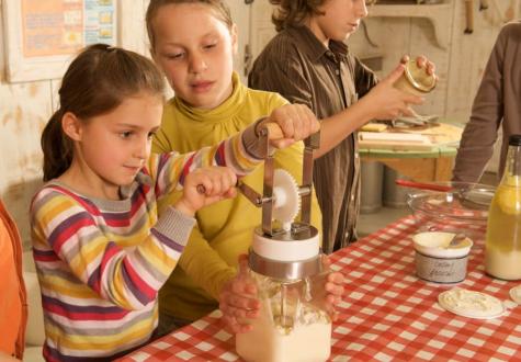 Atelier beurre et fromage pour enfant à la Ferme de Gally de Saint Cyr l'Ecole et de Sartrouville